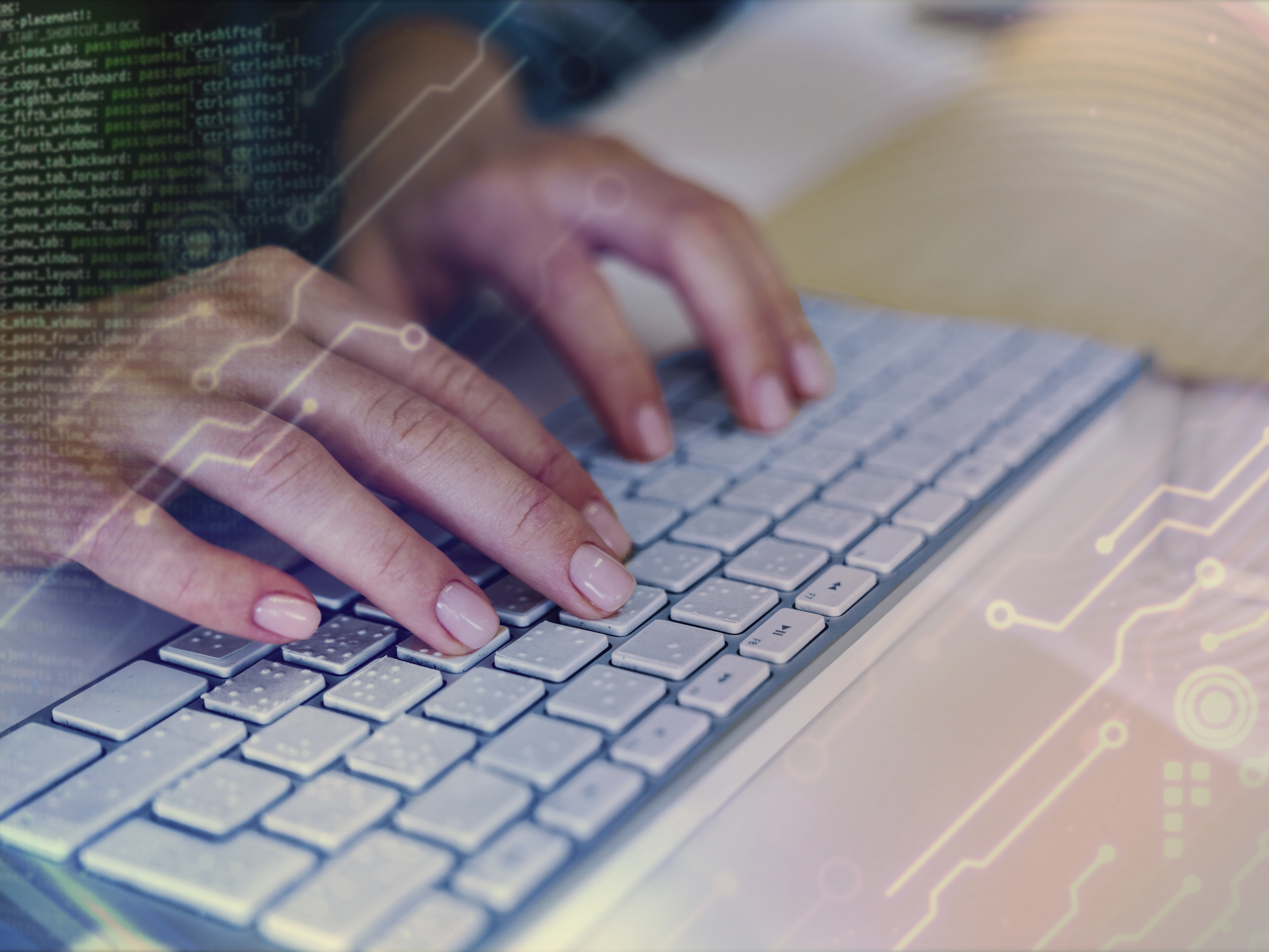 persona viendo escribiendo un blog